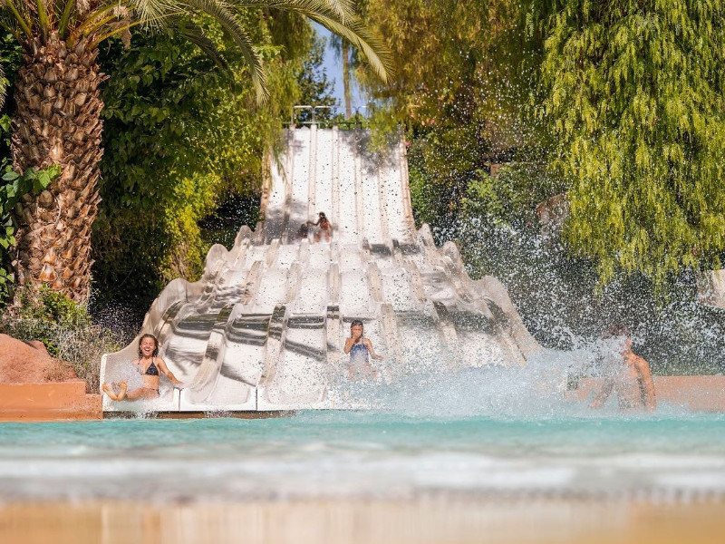 Afkoelen in het waterpark Oasiria in Marrakech