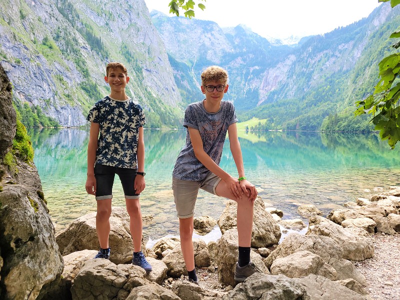 Zeb en Tycho aan de oever van de Obersee