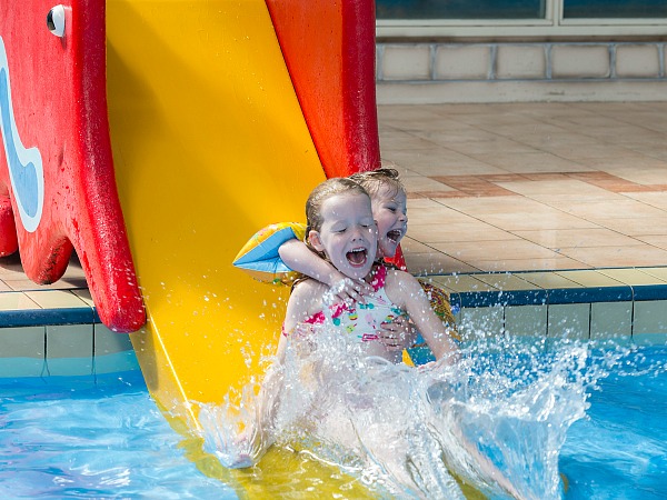 kids op glijbaan
