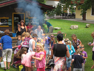 Broodjes bakken bij het kampvuur op de camping