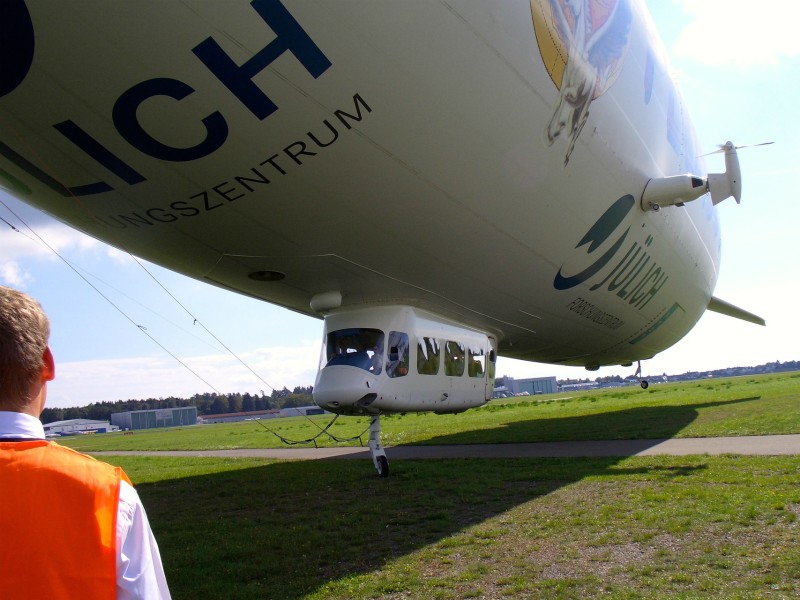 Een Zeppelin stijgt op in Friedrichshafen