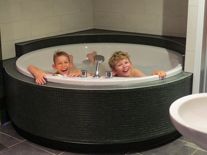 Onze kids in het luxe bad van de bungalow met sauna bij Landal Orveltermarke