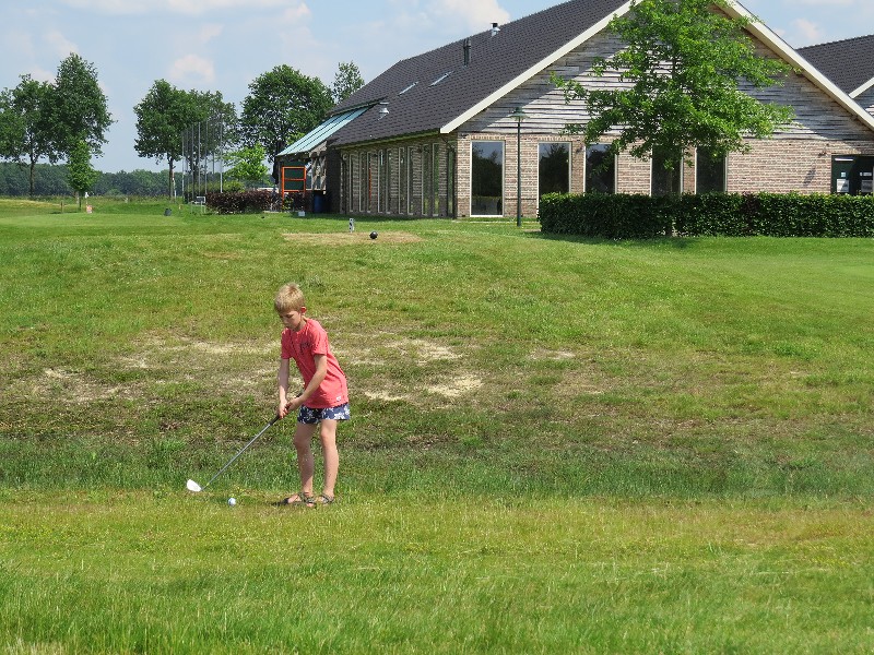 Tycho speelt golf bij Landal Orveltermarke