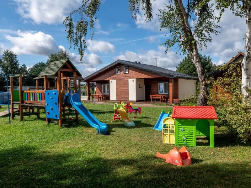 Chalets en speeltuin bij Osrodek Wczasowy Wodnik