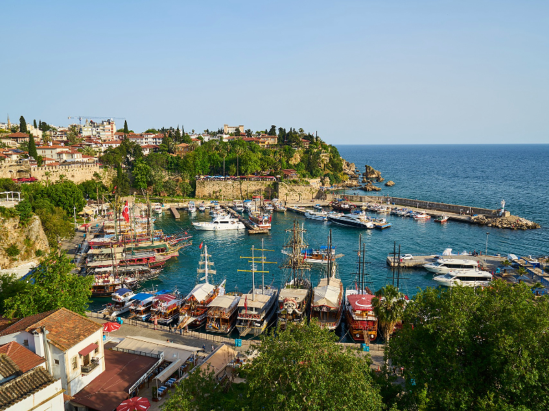 Mooi uitzicht op de oude haven van Antalya
