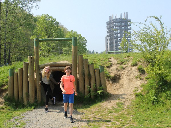 Kinderen komen uit kruiptunnel bij uitkijktoren Natuurpark Panarbora