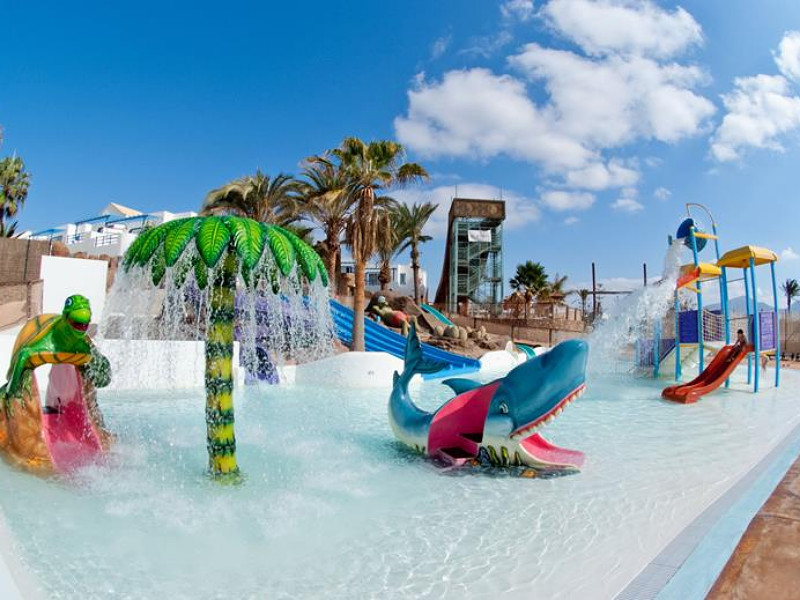 Zwembad met glijbanen bij Paradise Island op Lanzarote