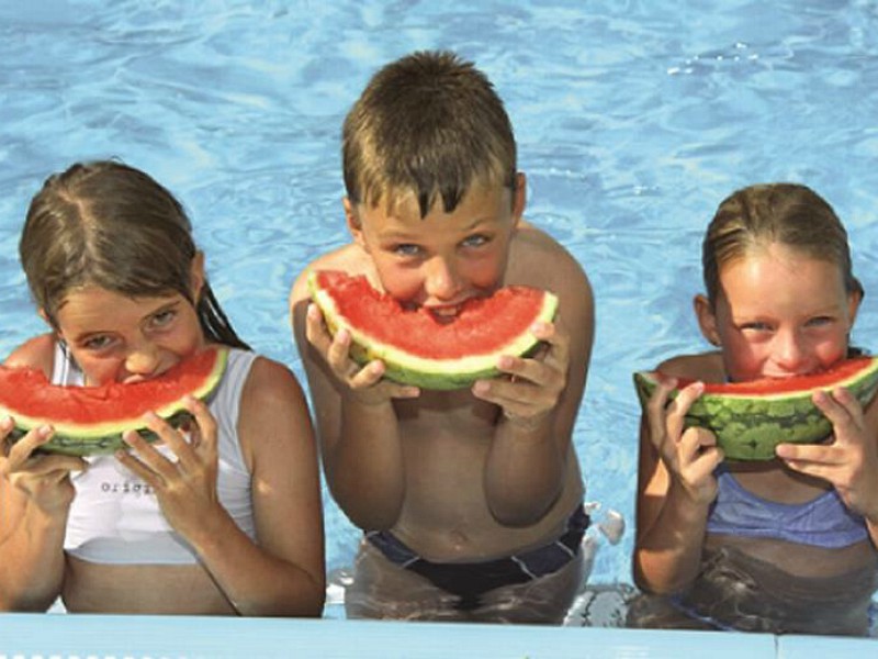 Kinderen eten watermeloen bij Parc Hotel Gardameer