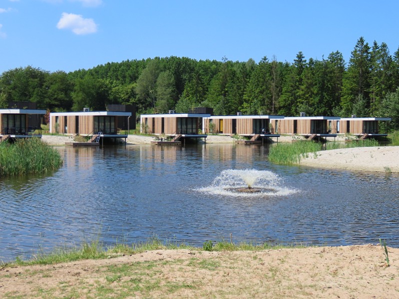 Luxe lodges aan het water bij resort de Parel
