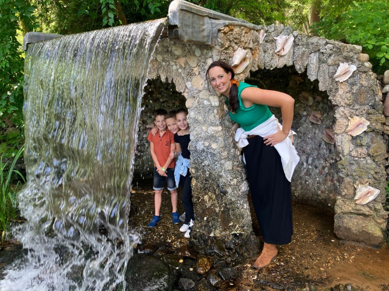 Ellen met haar kinderen in het park rondom Kasteel Rosendael