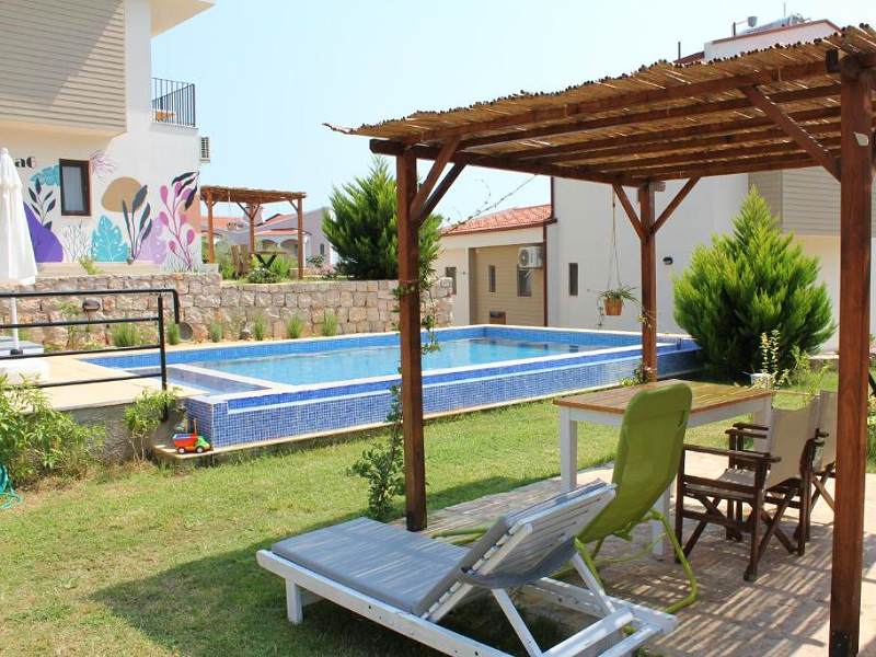 Tuin met zwembad bij Paydos Otel Yarimada
