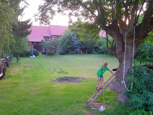 Spelen in de grote tuin bij het Pension