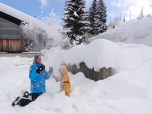 Spelen in de sneeuw bij de ANWB kinderopvang