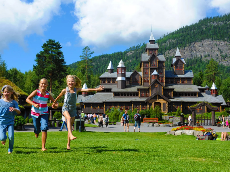 Pharos Familiereis Scandinavië kasteel van pretpark Hunderfossen 