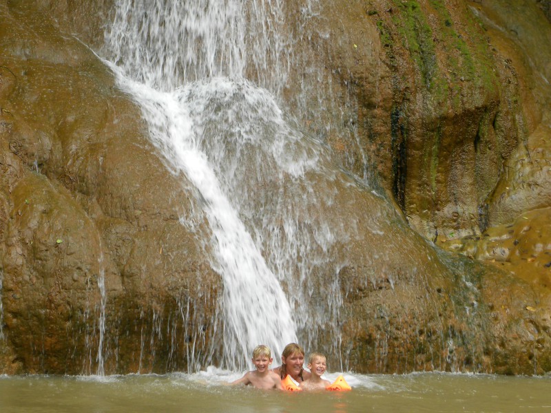 Een heerlijke warme douche bij de waterval van Phu Sang