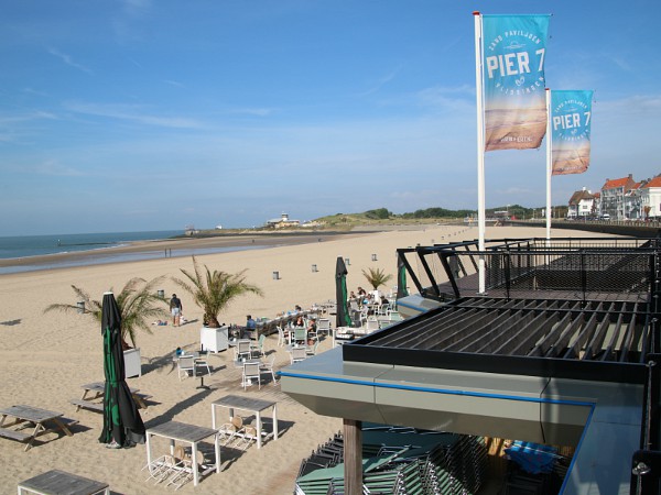 Terras op het strand bij Pier 7