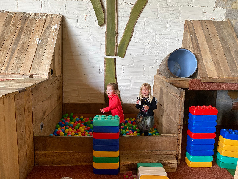 Kinderen spelen in een ballenbak bij Place de la Famille.