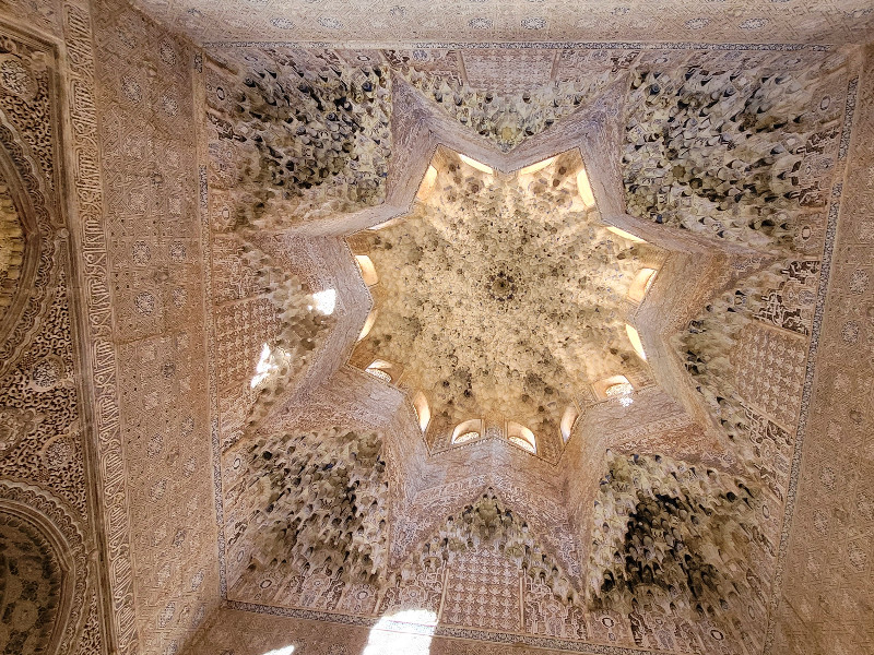 Een plafond in het Alhambra