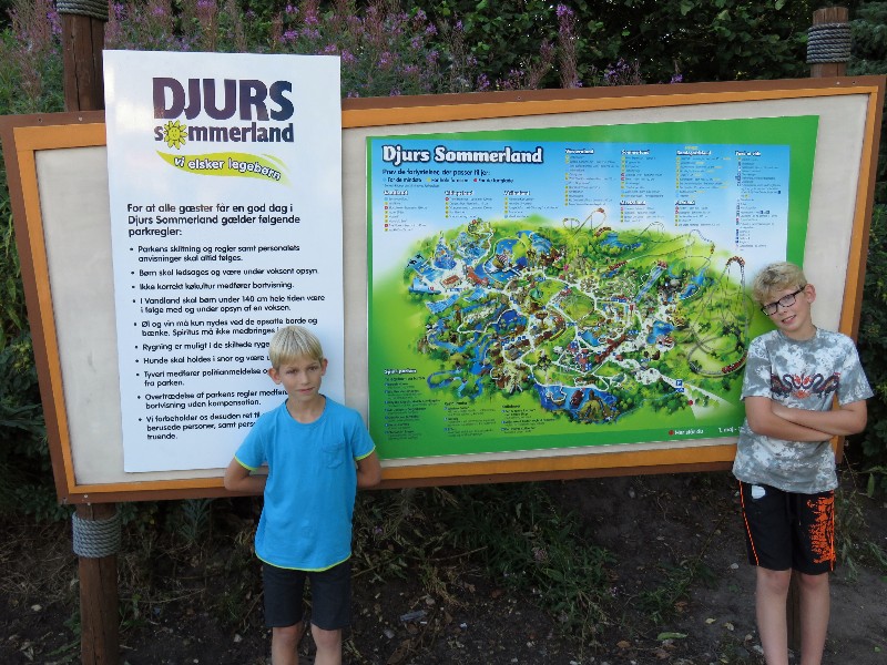 Even poseren voor de plattegrond van Djurs Sommerland