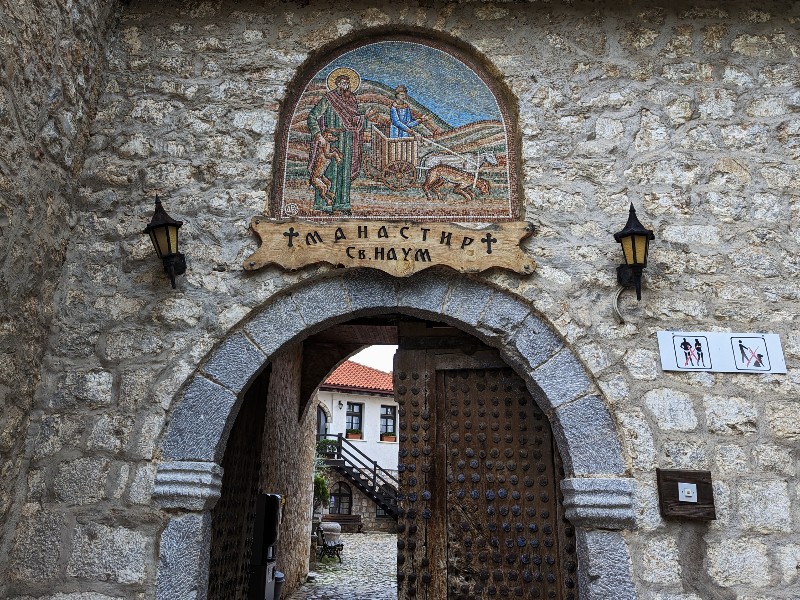 De poort van het klooster van St Naum