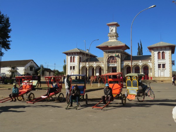 Pousse pousses voor het koloniale treinstation van Antsaribe