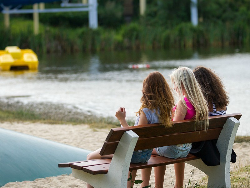 Recreatiepark Prinsenmeer tieners op een bankje