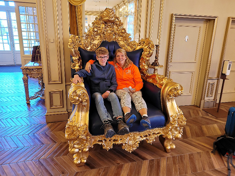 Zeb en Sabine op de troon van Hotel Le Grand Siècle
