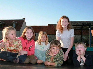 De kinderen op de trampoline bij Puylagorge