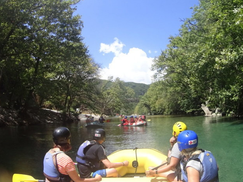 Je kan ook raften tijdens deze reis over de Voidomatis rivier