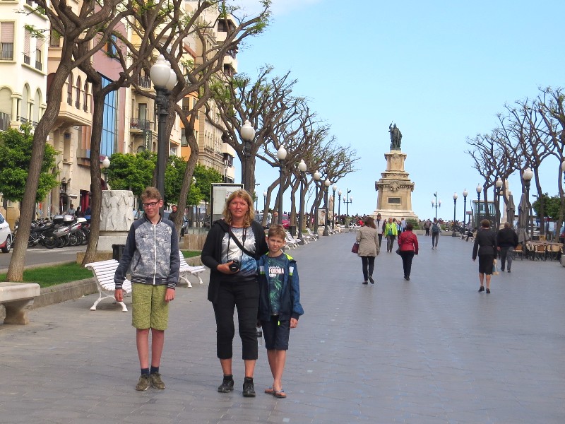 We wandelen op de Ramblas van Tarragona