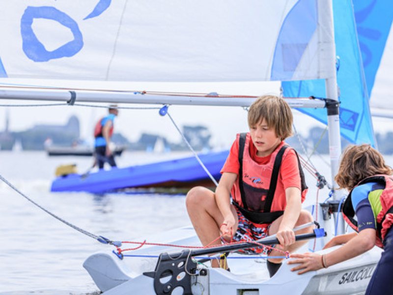 Kind leert zeilen bij RCN de Schotsman in Zeeland