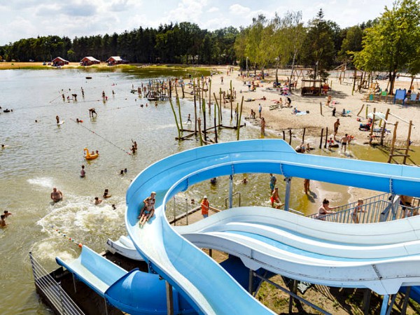 Meer met gave waterglijbanen