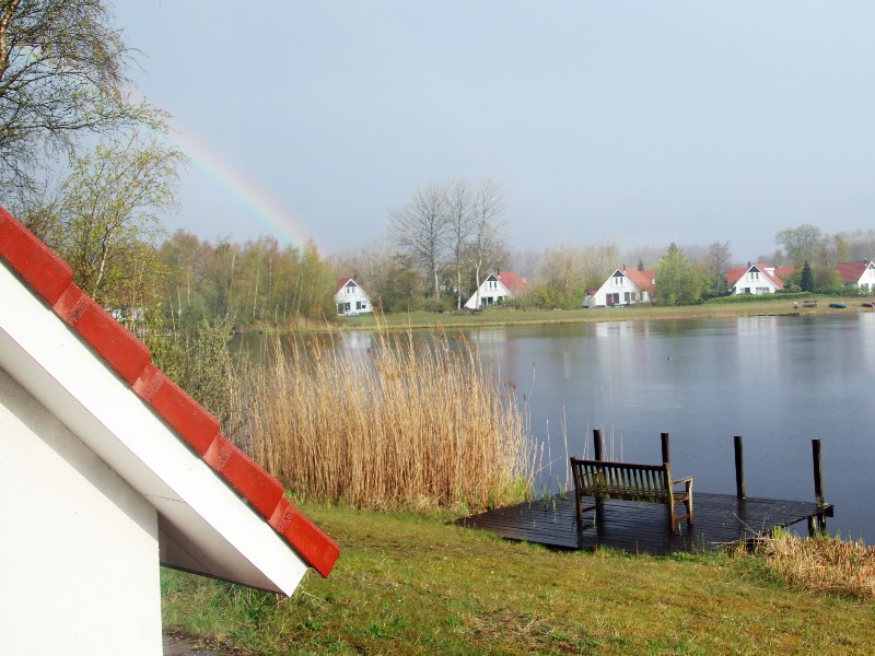 Een regenboog boven de huisjes van Landal Suyderoogh