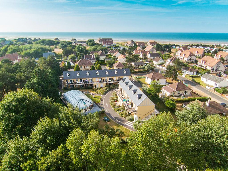 Residence Le Bois Flotte met de zee op de achtergrond