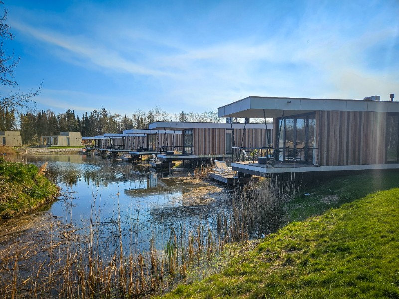 De waterlodges bij Resort de Parel