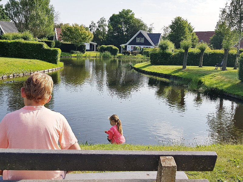 Zeb zit bij de vijver van Landal het Hof van Haamstede