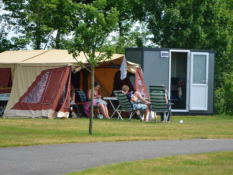Camping plek met privé sanitair bij Rheezerwold