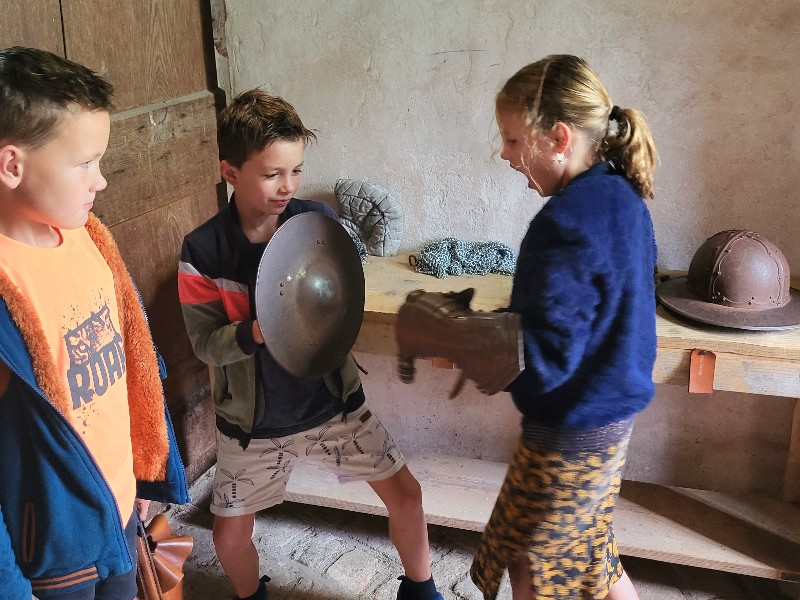 De kinderen van Ellen spelen riddertje in kasteel Hernen 