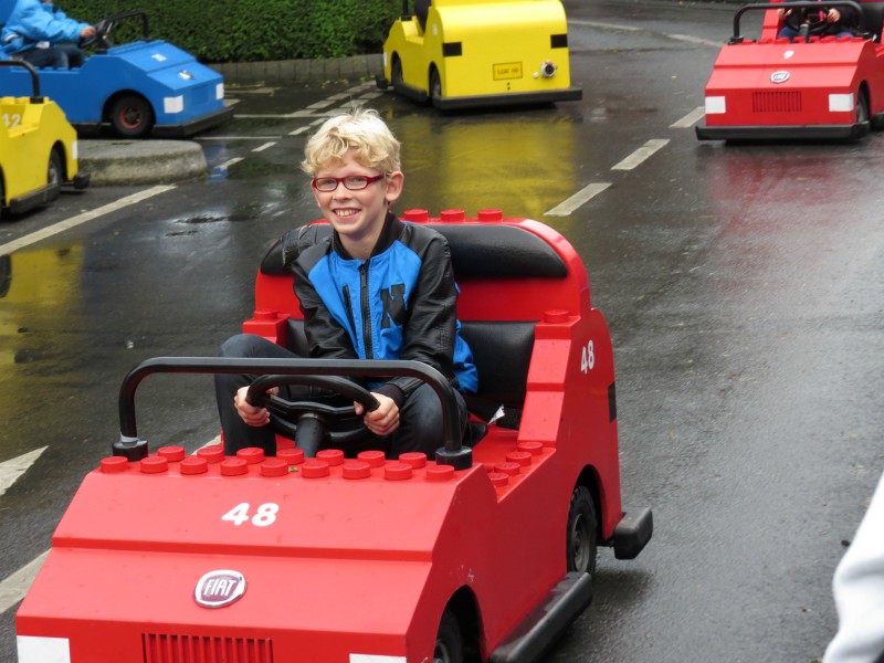 Zeb haalt zijn rijbewijs bij de Legoland rijschool