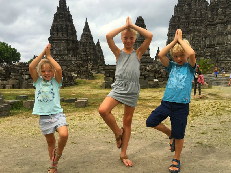 Kids in de yoga houding bij Prambanan