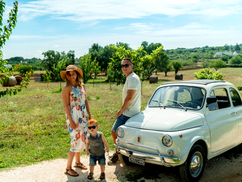 Gezin met de auto in Italië