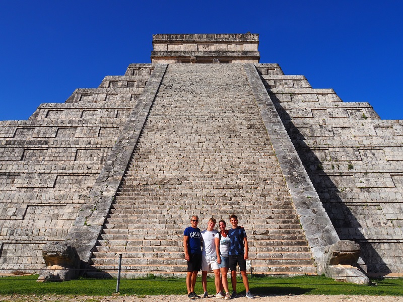 Gezin voor Maya Ruine in Mexico