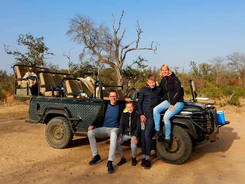 Gezin in de jeep om wild te gaan spotten