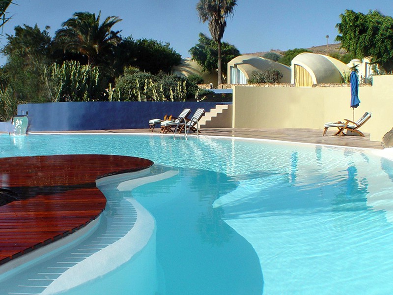 Zwembad en de bijzondere suites bij Risco del Gato