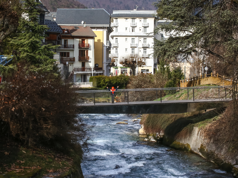De rivier Doron de Bozel stroomt dwars door het mooie plaatsje Brides-les-Bains in de Franse Alpen
