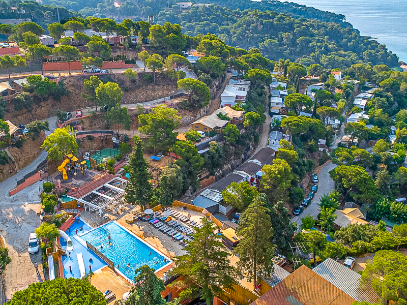 De mooi gelegen terrassencamping Cala Canyelles aan de Costa Brava.