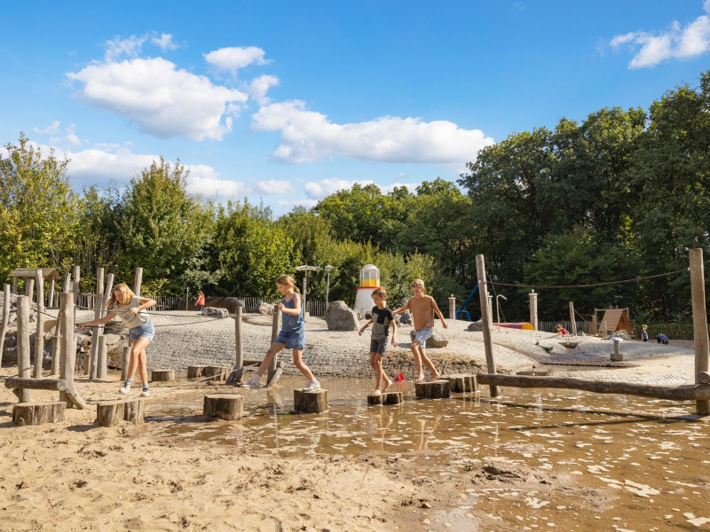 Kinderen spelen heerlijk buiten op de brabantse camping Het Genieten waar honden ook meer dan welkom zijn.