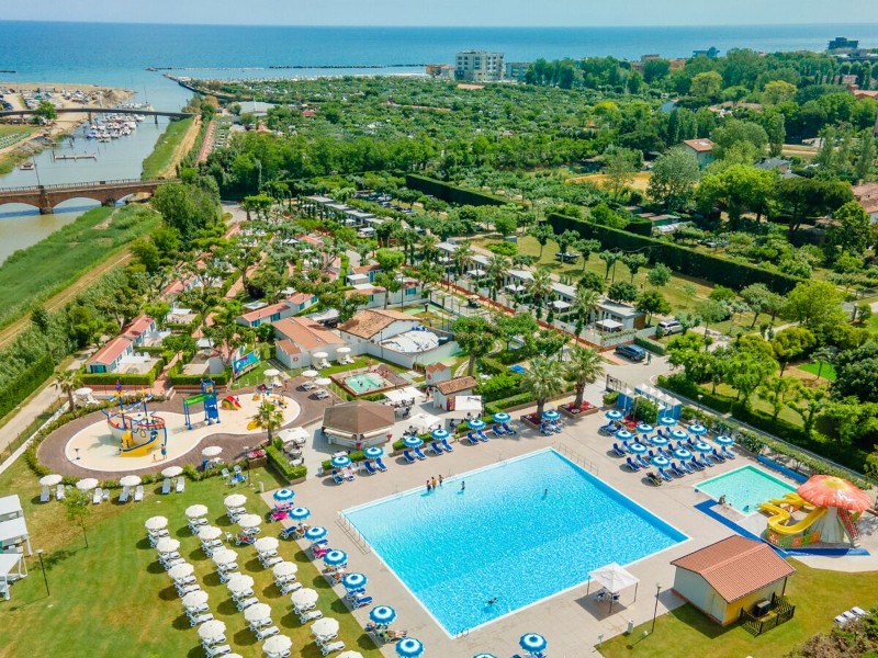 Overzichtsfoto van camping Rubicone aan de Adriatische kust, niet ver van Rimini