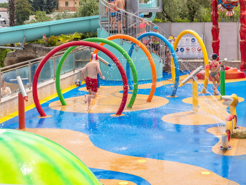 Lekker spetteren in het water bij de peutervriendelijke camping eden aan het Gardameer