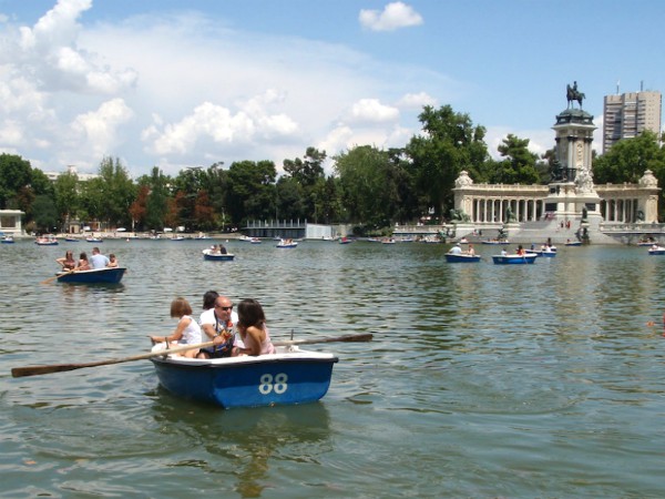 Roeien in het Retiro park in Madrid